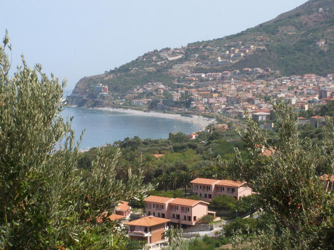 Una suggestriva foto della baia di gioiosa marea che mette in evidenza come la citt sia a stretto contatto con bellissimo mare