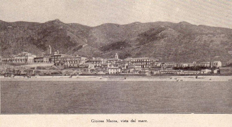 Foto storico-panoramica di gioiosa marea (sicily) scattata dal mare all'interno di una imbarcazione