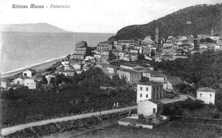 Un affascinante ed antico panorama di gioiosa marea con le meravigliose isole eolie sullo sfondo