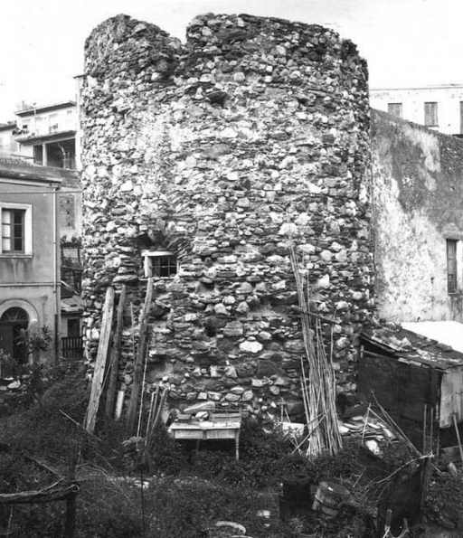 L'antica torretta di gioiosa marea in una accattivante foto in bianco e nero degli anni 60