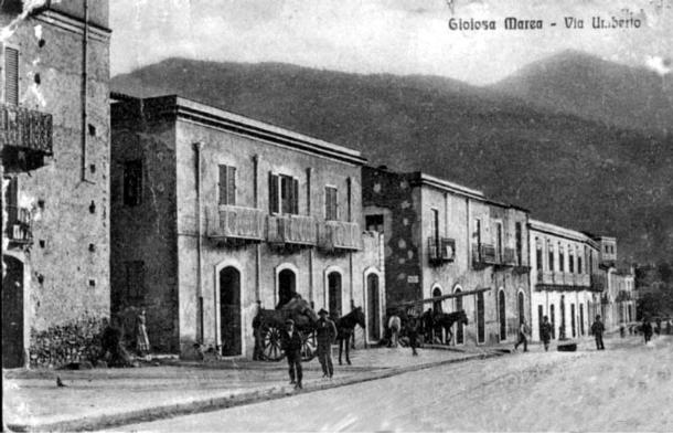 Una bella ed antica foto di via umberto nella graziosa e storica citt di gioiosa marea in sicilia di fronte alle belle isole eolie