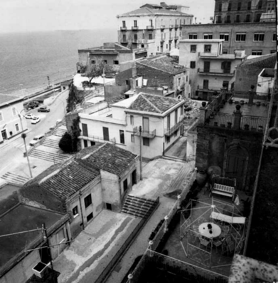 Veduta parziale su gioiosa marea e sul mare. La foto  stata scattata negli anni 60 ed  parte integrante del patrimonio fotografico del paese