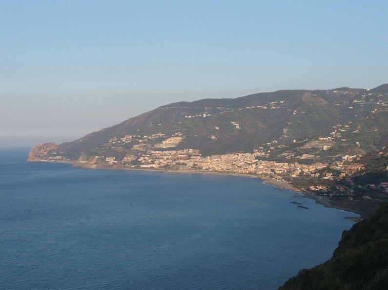 Una veduta complessiva di tutto il Golfo di e della citt di gioiosa marea. Un bel colpo d'occhio che prende tutto il litorale partendo da capo d'orlando