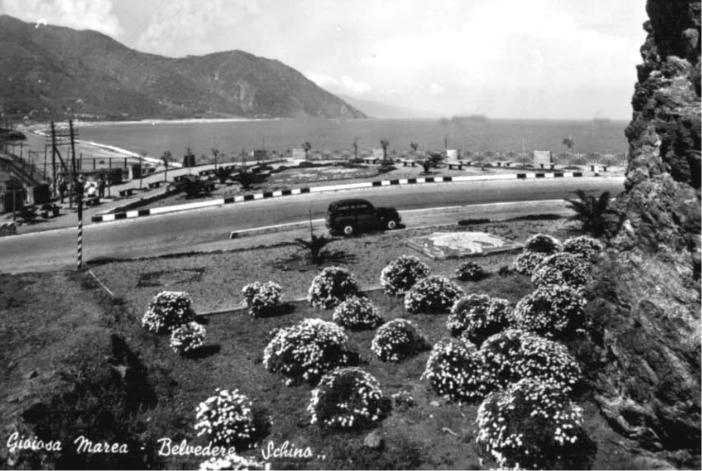 Una suggestiva foto d'epoca del belvedere capo skino di gioiosa marea. In evidenza la vista mare mozzafiato ed una fiat 500 giardinetta