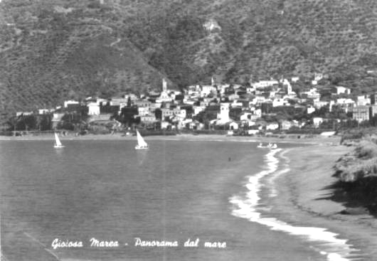 Veduta della bella spiaggia e della citt di gioiosa marea in sicilia - messina. In lontananza anche due barche a vela