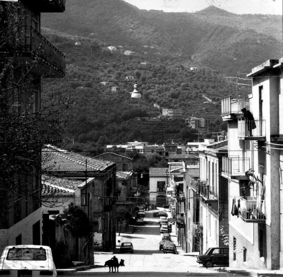 Una foto che ricorda una delle vie di gioiosa marea per com'era negli anni 70. Da notare le tipiche auto di quel periodo