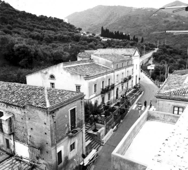 Una delle strade di gioiosa marea che la foto in questione ricorda com'era ai tempi dello scatto