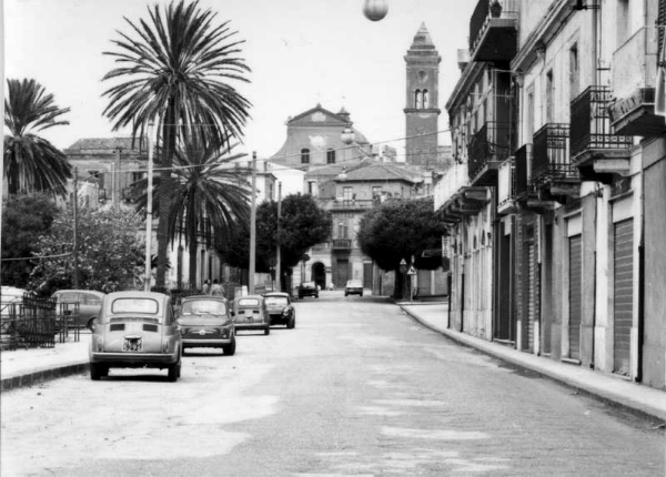 La via nazionale in prossimit del paese di gioiosa marea. In evidenza alcune autovettere del tempo come per esempio la Fiat 500