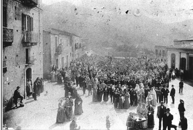 Storica fotografia di una antichissima festa di paese a gioiosa marea graziosa cittadina turistica del messinese di fronte isole eolie