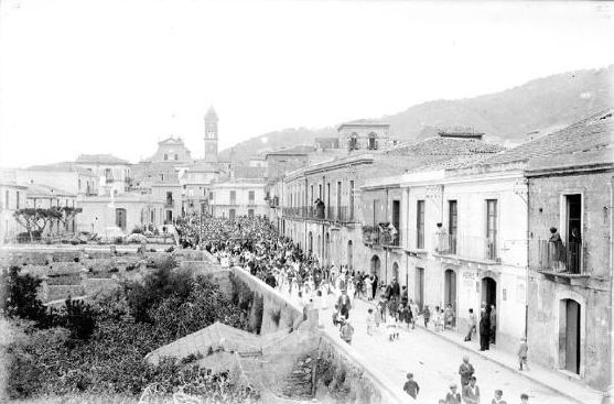 Festa di paese catturata da una fotografia dei primi decenni del 1900. E' una delle foto pi antiche e vecchie di gioiosa marea