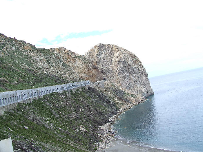 Foto del ponte di Pietraperzia a Gioiosa Marea. Da notare gli spettacolari strapiombi sul mare che offre il paesaggio gioiosano