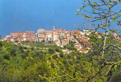 Il paese di gioiosa marea in una foto panoramica relativa agli anni settanta. Sullo sfondo l'attiguo mar tirreno