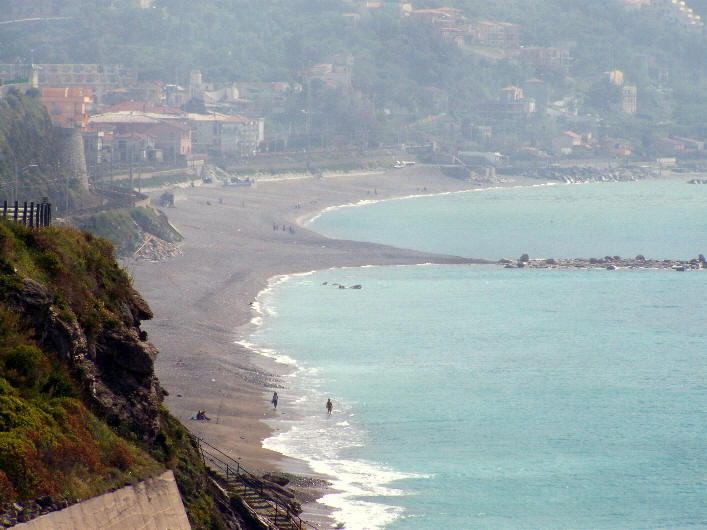 Veduta dall'alto della bella spiaggia di Gioiosa Marea. Graziosa tutta la citt che  tra le pi rappresentative, a livello turistico, di tutta la Sicilia