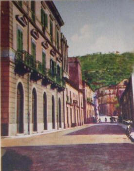 Una rappresentazione fotografica della via nazionale di gioiosa marea in una immagine a colori datata 1948