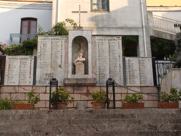 San Marco d'Alunzio - Il Monumento ai caduti di tutte le guerre come giusto riconoscimento a chi ha perso la vita per la patria