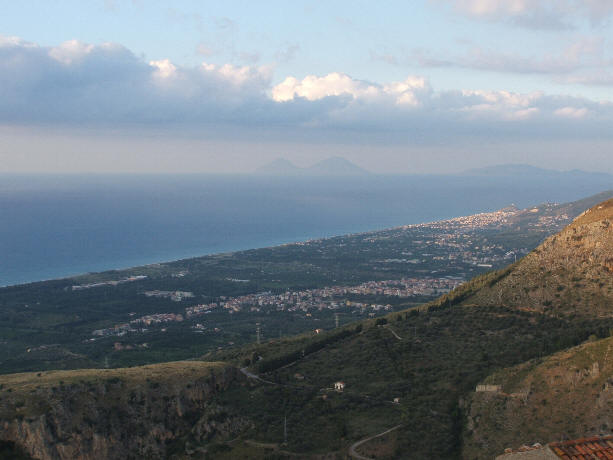 Veduta panoramica sulle Eolie dalla citt� di San Marco d'Alunzio