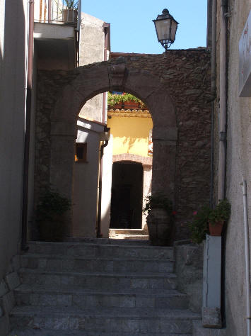 Un caratteristico vicolo storico dell'antica citt� di San Marco d'Alunzio