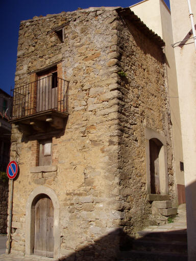 Ucria - Caratteristica costruzione nel centro storico