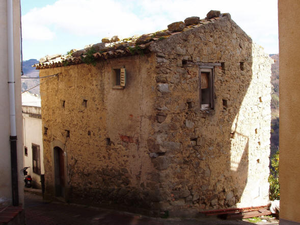 Ucria - Caratteristica costruzione (2) nel centro storico