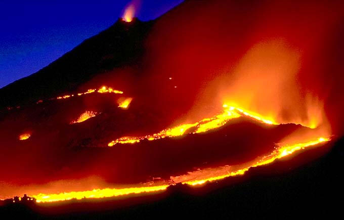 Il Vulcano Etna in una suggestiva foto notturna che riproduce una eruzione. L'ultima eruzione risale al 1991 ed ebbe la durata di 473 giorni