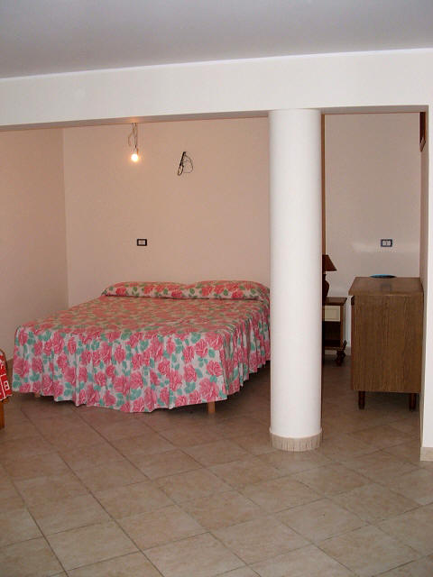 Acquedolci - Sicilia: Camera da letto seminterrato della Villa - casa per vacanze AQ02