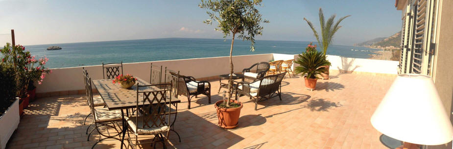 Brolo - Sicilia: Terrazzo Casa Vacanze in attico sul mare BR07